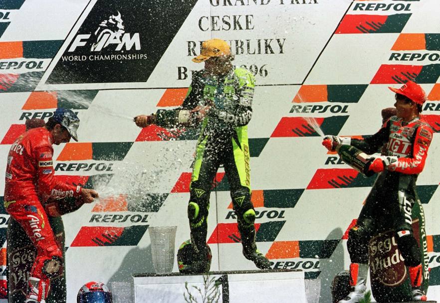 La prima vittoria di Valentino Rossi in 125 nel Gp della Repubblica Ceca del 1996. Sul podio con Jorge Martinez e Tomoni Manako
